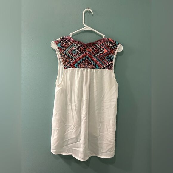 NWT … PERSAYA “Size: M” Sleeveless Top with Multicolor Embroidery - Picture 2 of 4